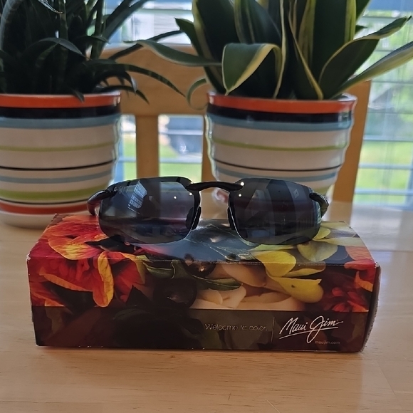 Maui Jim "KANAHA" Sunglasses - Picture 1 of 9